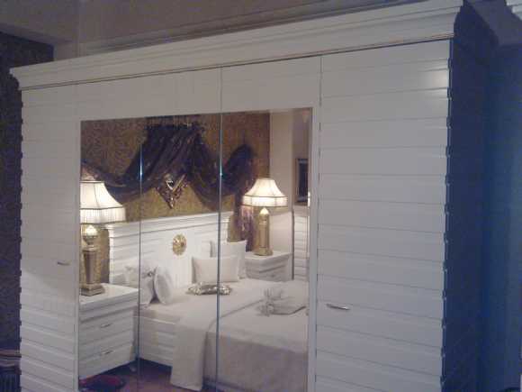 beyaz yatak odası, desenli, modern yatak, ahşap,