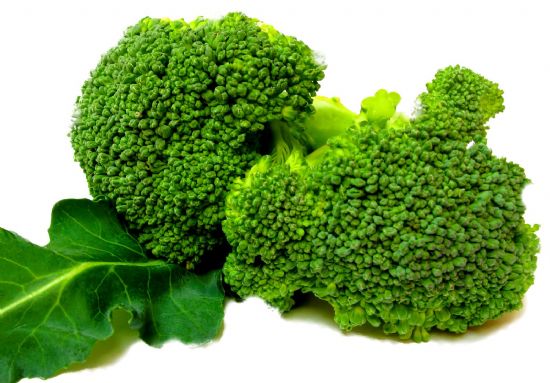 Brokoli, Kansere karşı bizi korur. Çok miktarda kalsiyum içerir, kemik erimesine birebir. Mineral ve demir deposudur.