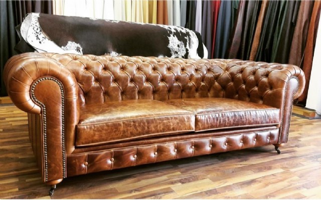 Klasik Deri Koltuk Chesterfield Kanepe Modeli Kişilik İle Ayakları Alt Çizgisi Boyunca Güzelce Özel
